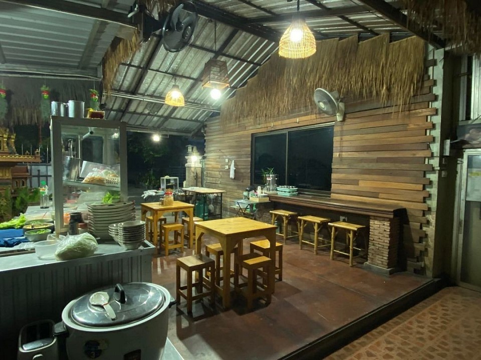 บรรยากาศง่ายๆ สบายๆ นั่งได้ทั้งมาแบบกลุ่มครอบครัว มาเป็นคู่ หรือจะเลือกนั่งทานคนเดียวสบายๆเราก็มีมุมเคาท์เตอร์ให้